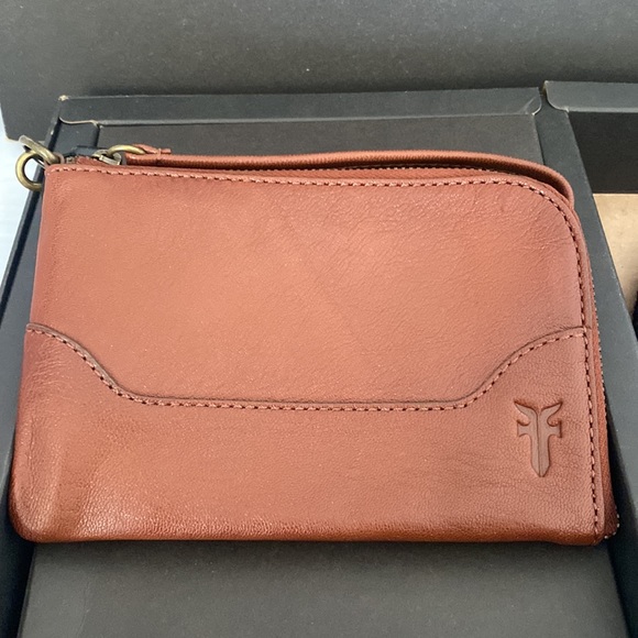 FRYE Colorblock Beanie and Genuine Leather Wristlet Set  Brand New In Box - Picture 8 of 16